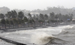 Tâm bão số 8 cách đất liền Hà Tĩnh đến Quảng Trị 330km