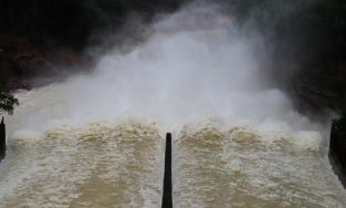 Hồ Kẻ Gỗ tăng lưu lượng xả lũ đón bão số 9