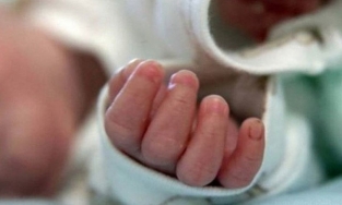 Bé trai 12 tháng tuổi tử vong bất thường trong ngày đầu đi nhà trẻ