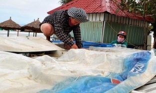 Người Đà Nẵng chằng chống nhà cửa, di chuyển đồ đạc trước siêu bão Molave