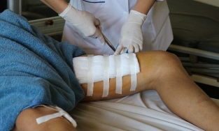 Quảng Ninh: Chàng trai bị bình rượu ngâm phát nổ làm đứt cơ đùi 