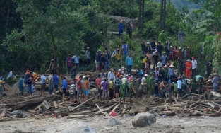 Đồng bào dân tộc đi bộ 20km đường rừng đến Trà Leng cứu người gặp nạn
