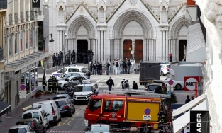 Pháp: Khủng bố chặt đầu 1 phụ nữ và sát hại 2 người ở nhà thờ Đức Bà