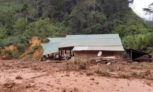 Quảng Nam: Cả quả đồi đổ xuống, gia đình 9 người may mắn chạy thoát
