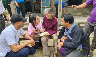 MC Quyền Linh xỏ dép cọc cạch khi đi cứu trợ bà con vùng lũ 