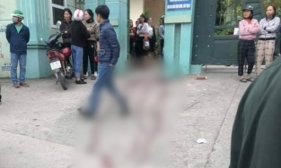 Chen nhau qua cổng trường, phụ huynh mâu thuẫn đâm trọng thương đối phương