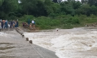 Chàng trai liều mình cứu 3 phụ nữ bị lũ cuốn trên đường đi nhận đồ cứu trợ
