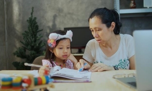 Phụ huynh bị giáo viên yêu cầu viết tường trình khi không dạy con học ở nhà