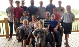 30 năm sinh 14 con trai, đôi vợ chồng đẻ con gái thành công ở lần đẻ thứ 15