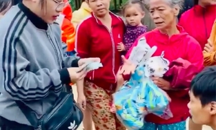 Vợ giấu chồng ủng hộ 1,5 tỷ đồng tiền định mua nhà, xe để giúp đỡ miền Trung