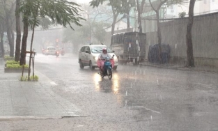 Áp thấp nhiệt đới khả năng vào Biển Đông và mạnh thành bão trong 1 ngày tới