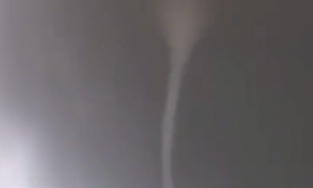 Vòi rồng cao hàng trăm mét xuất hiện ở miền Tây