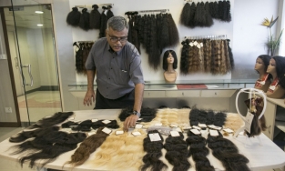 Ấn Độ: Tóc thánh trở thành nguồn cung tóc giả lớn hàng đầu thế giới