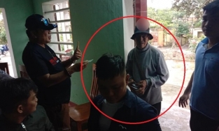 Việc tử tế: Cụ ông 80 tuổi đi bộ hơn 1km để trả tiền cứu trợ được phát thừa