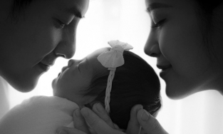 Kỉ niệm 1 năm ngày cưới, Đông Nhi công khai ảnh cận mặt và tên con gái