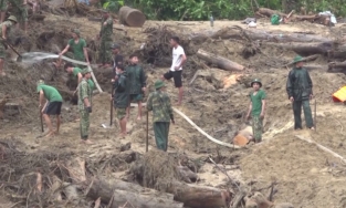 Lực lượng cứu hộ phát hiện bên bờ sông Leng có nhiều vật dụng của người mất tích