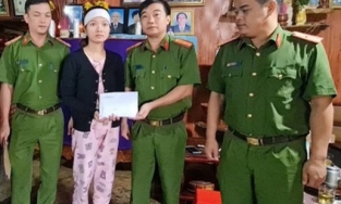 Công an trả lại 100 triệu đồng bị chiếm đoạt cho vợ nạn nhân thủy điện Rào Trăng 3