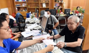 Cụ ông 80 tuổi dành tiền mừng thọ ủng hộ bà con vùng lũ