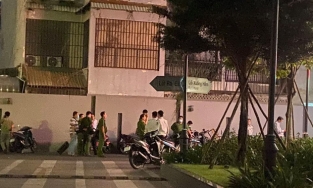 Người đàn ông ngoại quốc nghi rơi từ tầng cao chung cư xuống đất tử vong