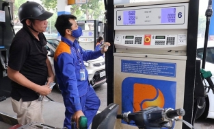 Giá xăng bất ngờ xuống thấp nhất trong 4 tháng