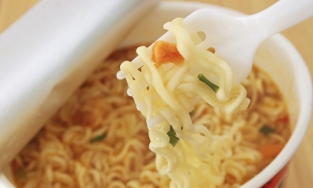 Mỗi năm có khoảng 10.000 trẻ Mỹ bị bỏng nghiêm trọng do mì ăn liền