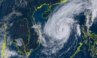 Bão Vamco mạnh lên một cấp