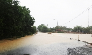 Nước lũ cuốn trôi khiến người mẹ tử vong, con cấp cứu tại bệnh viện