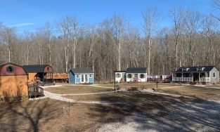 Cặp vợ chồng xây 6 ngôi nhà tí hon cho con nhỏ ở riêng