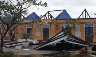 Bão Vamco khiến bệnh viện, trường học tốc mái, đường xá hư hỏng nặng