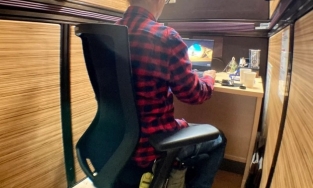 Khách sạn con nhộng ở Nhật biến một phần cabin thành không gian làm việc cho thuê