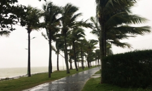 Bão số 13 suy yếu thành áp thấp, mưa lớn kéo dài hết chiều mai