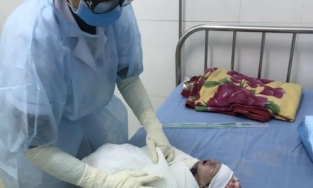 Bé trai chào đời trong khu cách ly COVID-19 ở Lào Cai