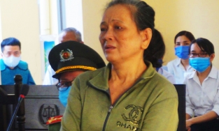 Tuyên án người đàn bà đánh mẹ già 4 năm tù