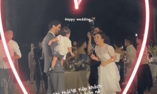 Công Phượng Viên Minh ra dáng bố mẹ trẻ khi chơi với con gái Bùi Tiến Dũng