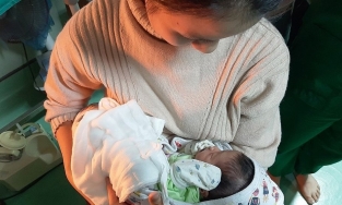 Thanh Hóa: Mẹ trầm cảm đẻ con, nhét giấy vệ sinh vào miệng rồi bỏ thùng rác