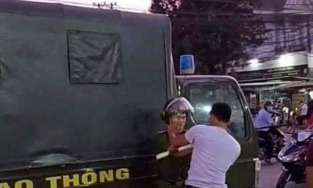 Dùng mũ bảo hiểm đánh cảnh sát giao thông khi xin tha lỗi vi phạm không được