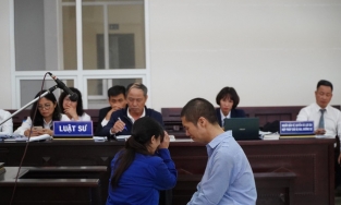 Vụ bạo hành con gái 3 tuổi tử vong: Bố động viên con trai bị tuyên án tử 'mạnh mẽ lên'