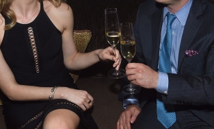 Chia tay đòi quà, người đàn ông kiện 'sugarbaby' ra tòa lấy lại 230 tỷ đồng