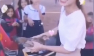 Cậu bé nghèo ôm gà đến tặng cô giáo ngày 20/11, thái độ của cô gây chú ý