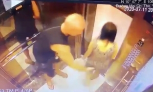 Gã đàn ông ngoại quốc vỗ mông phụ nữ trong thang máy bị phạt 200 ngàn đồng