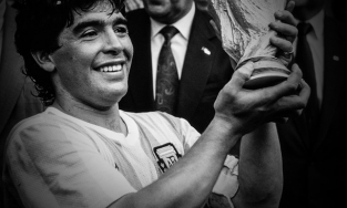 Huyền thoại bóng đá Diego Maradona qua đời ở tuổi 60 