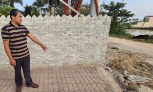 Vụ cậu bé bị chủ quán bạo hành: Thời khắc nạn nhân đứng co ro cạnh chùa