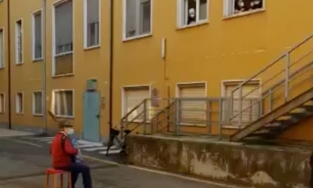 Cụ ông 81 tuổi chơi đàn dưới sân bệnh viện tiễn biệt người vợ sắp qua đời