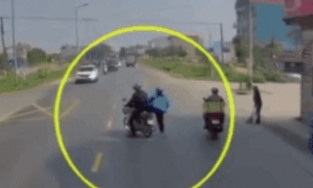 Đối mặt container, người chồng lao vội sang đường mặc cho vợ ngã khỏi xe