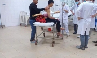 Chạy xe máy đi học, nam sinh 16 tuổi bị cây keo đâm xuyên người