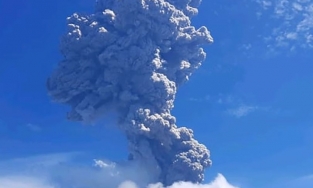 Indonesia: Núi lửa phun khói bụi cao tới 4 km, 2.700 cư dân nháo nhào tìm nơi trú ẩn