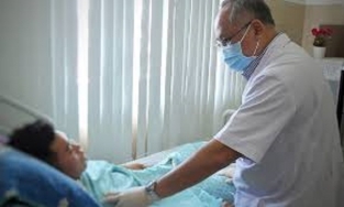 Bôi bột kích thích cương người đàn ông bị loét bao quy đầu