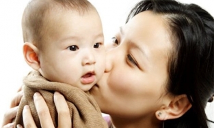 Bé trai 1 tuổi bị  nhiễm Covid-19: Bác sĩ cảnh báo khi ôm hôn trẻ