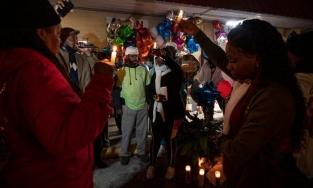 Người Mỹ tổ chức tưởng niệm hai vợ chồng chủ tiệm nail gốc Việt bị sát hại