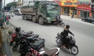 Người đàn ông tỉnh bơ dù bị 'thần chết' bám theo cả trăm mét